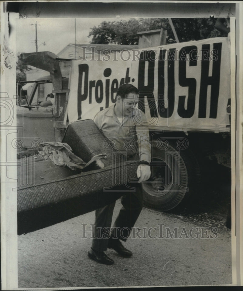 Load image into Gallery viewer, 1968 Press Photo Henry Gherman of Project Rush cleans up neighborhood streets.
