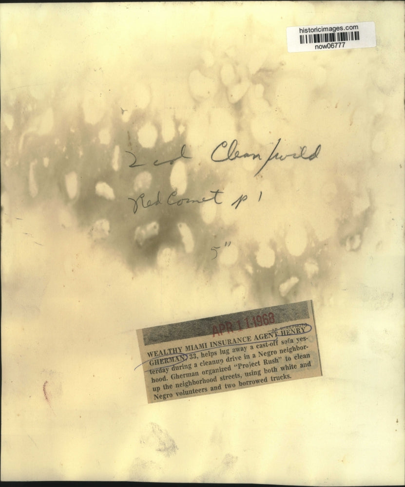 1968 Press Photo Henry Gherman of Project Rush cleans up neighborhood streets.