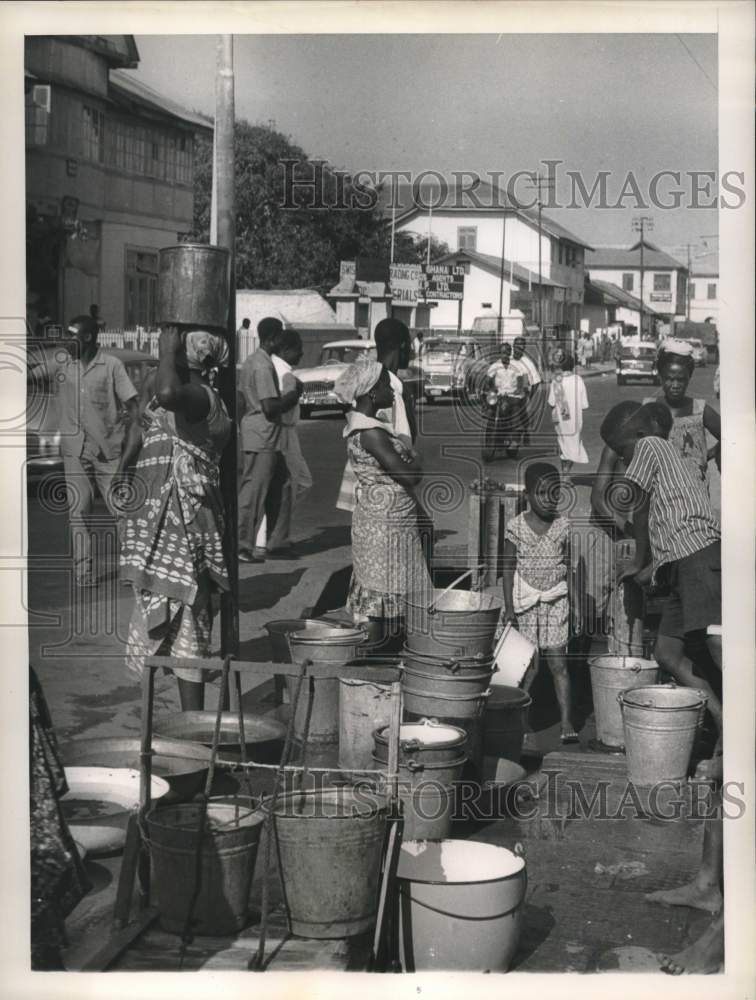 1962 Press Photo Accra, Ghana residents get water from communal water tap
