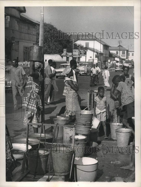 1962 Press Photo Accra, Ghana residents get water from communal water tap