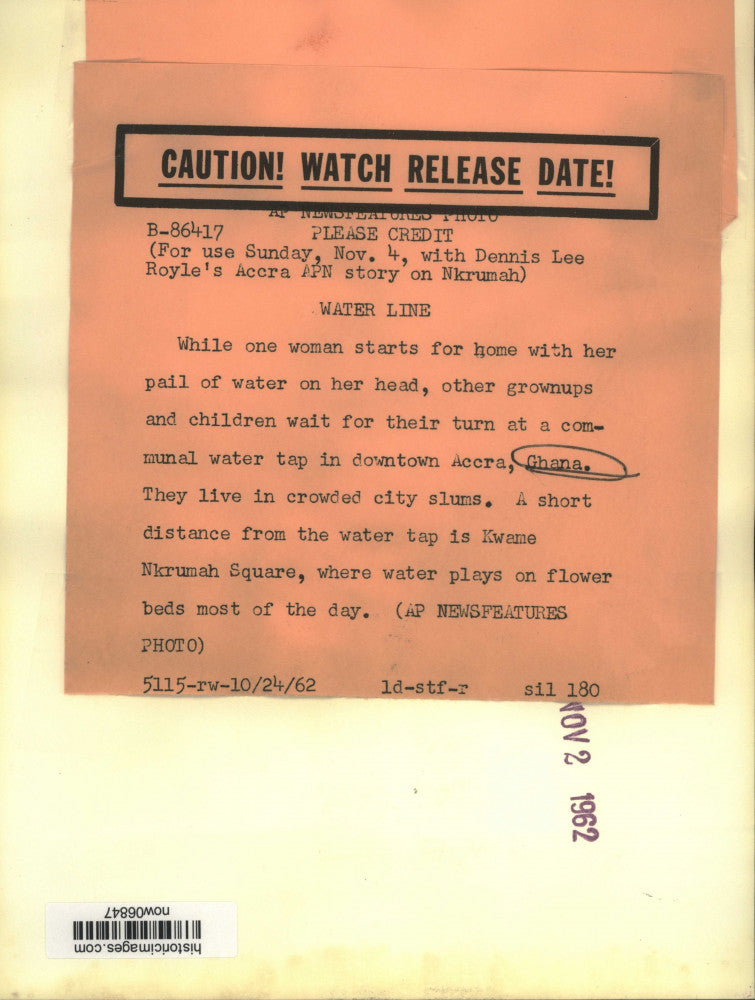 Load image into Gallery viewer, 1962 Press Photo Accra, Ghana residents get water from communal water tap
