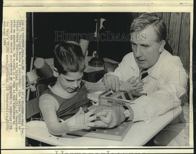 Load image into Gallery viewer, 1974 Press Photo Ohio Governor Gilligan helps Jimmy Long with an exercise
