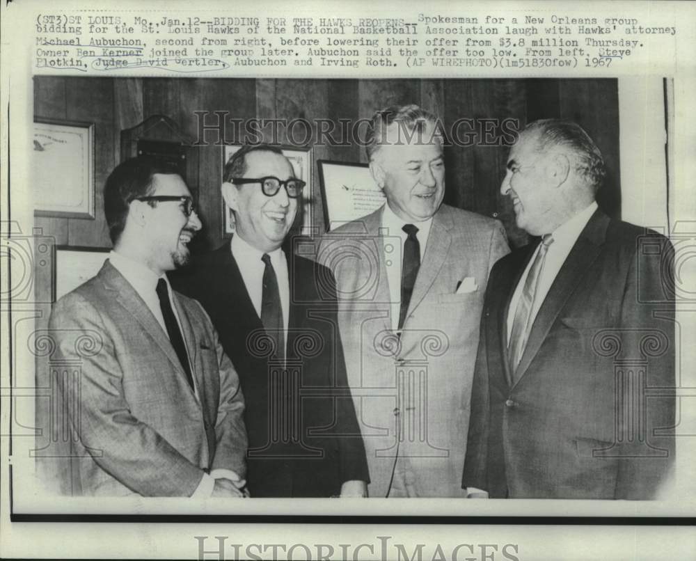 1967 Press Photo Judge David Gertler &amp; others at St. Louis Hawks bidding- Historic Images