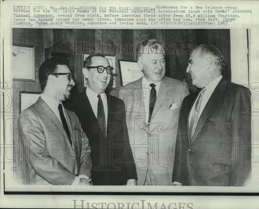 1967 Press Photo Judge David Gertler & others at St. Louis Hawks bidding- Historic Images