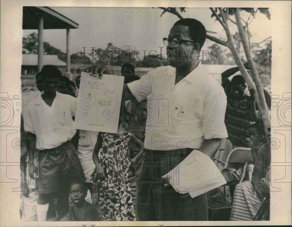1962 Press Photo Ghana health worker distributes cooking method handbills