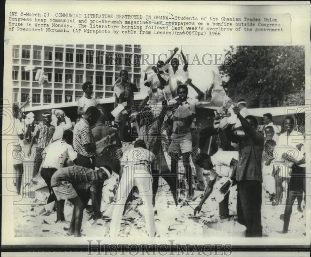 1966 Press Photo Ghanian Trades Union students destroy communist literature