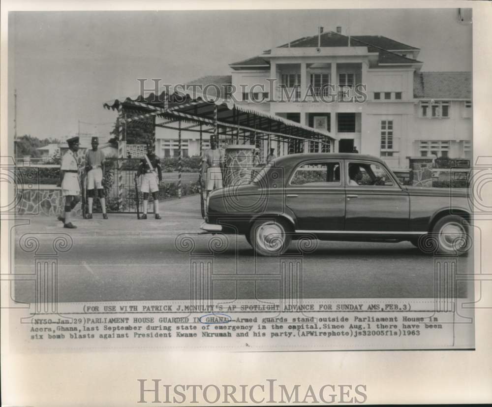 1963 Press Photo Armed guards outside Parliament House in Ghana - now06949