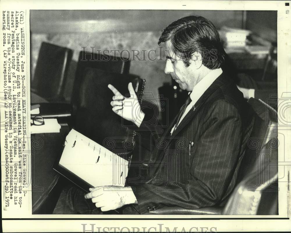 1971 Press Photo Senator Mike Gravel reads 47-volume study to newsmen