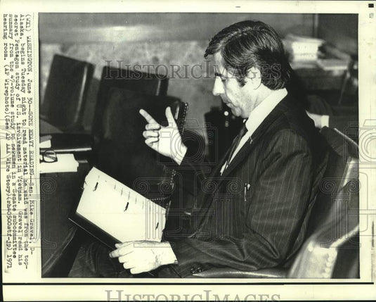 1971 Press Photo Senator Mike Gravel reads 47-volume study to newsmen