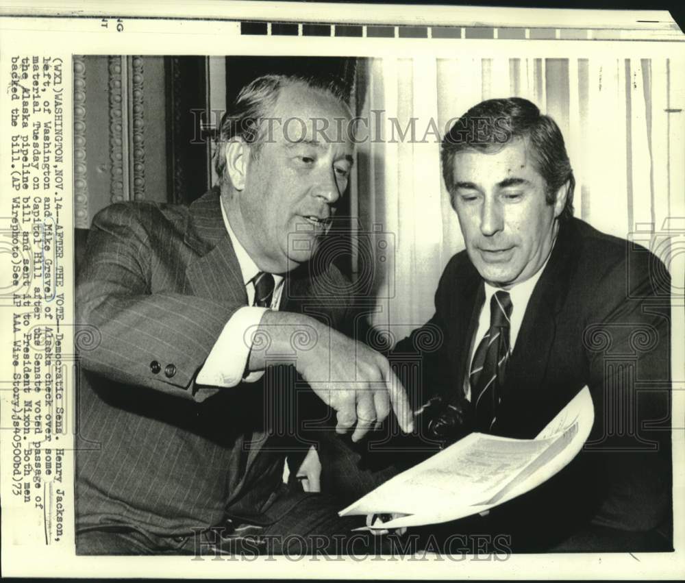 1973 Press Photo Senators Jackson &amp; Mike Gravel chat on Capitol Hill - now06982