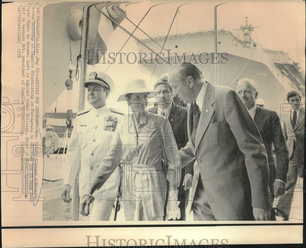 1976 Press Photo Mrs. d&#39;Estaing arrives at Ingalls Shipbuilding in Pascagoula