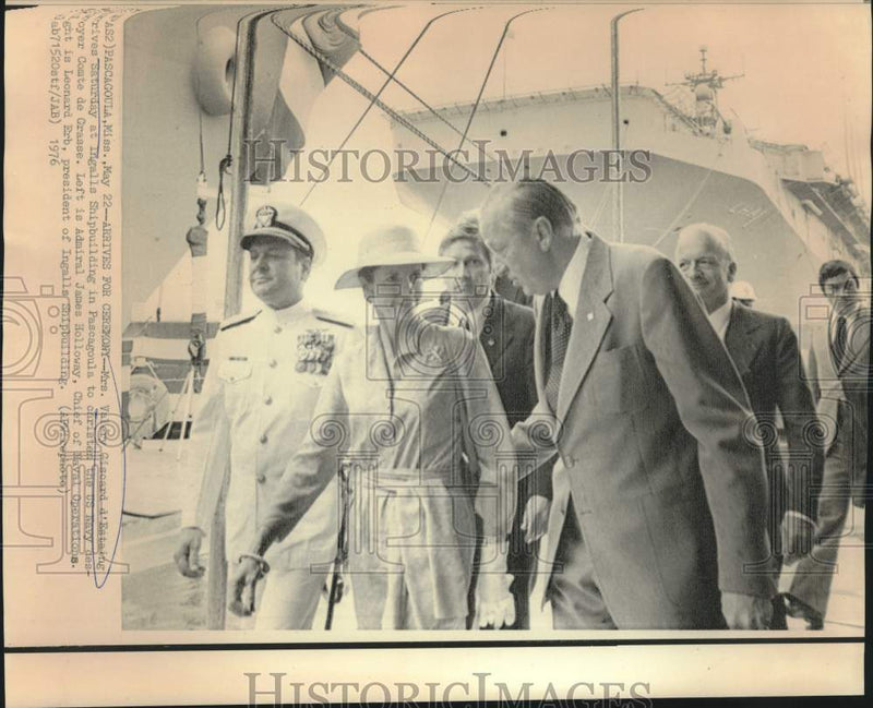 Load image into Gallery viewer, 1976 Press Photo Mrs. d'Estaing arrives at Ingalls Shipbuilding in Pascagoula
