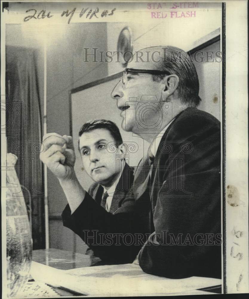 1967 Press Photo Dr. Mehran Goulian & Dr. Kornberg speak at Stanford University