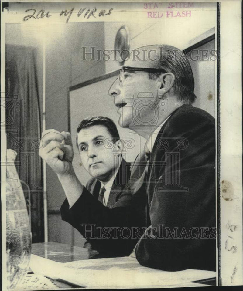 Load image into Gallery viewer, 1967 Press Photo Dr. Mehran Goulian &amp; Dr. Kornberg speak at Stanford University
