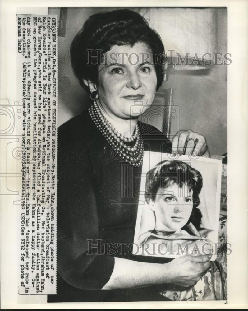 Load image into Gallery viewer, 1960 Press Photo Betty Hahn holds photo of daughter Pauline in New York

