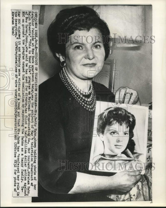 1960 Press Photo Betty Hahn holds photo of daughter Pauline in New York