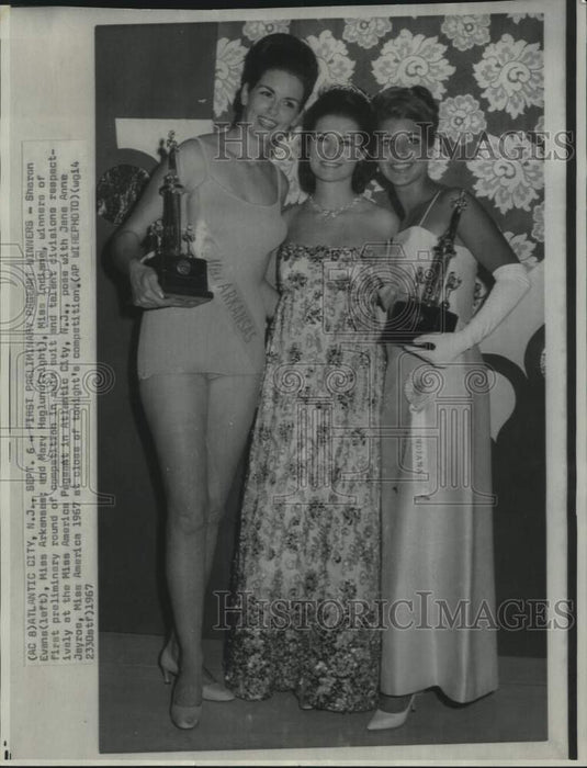 1967 Press Photo First preliminary pageant winners, Sharon Evans & Mary Heglund