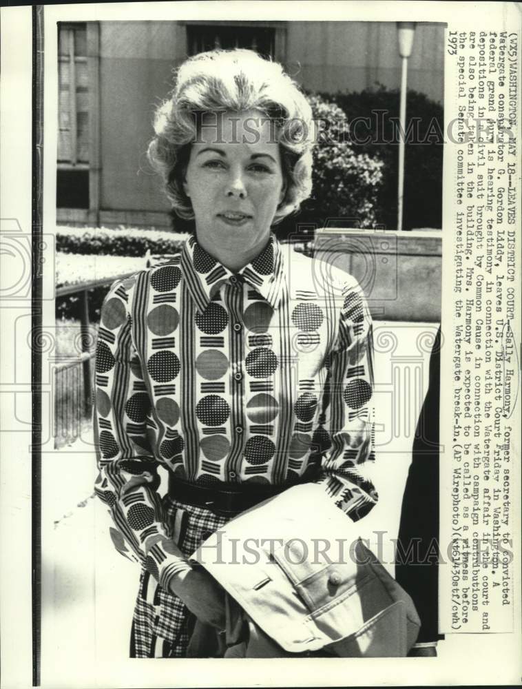 Load image into Gallery viewer, 1973 Press Photo Sally Harmony, former G. Gordon Liddy secretary, leaves court
