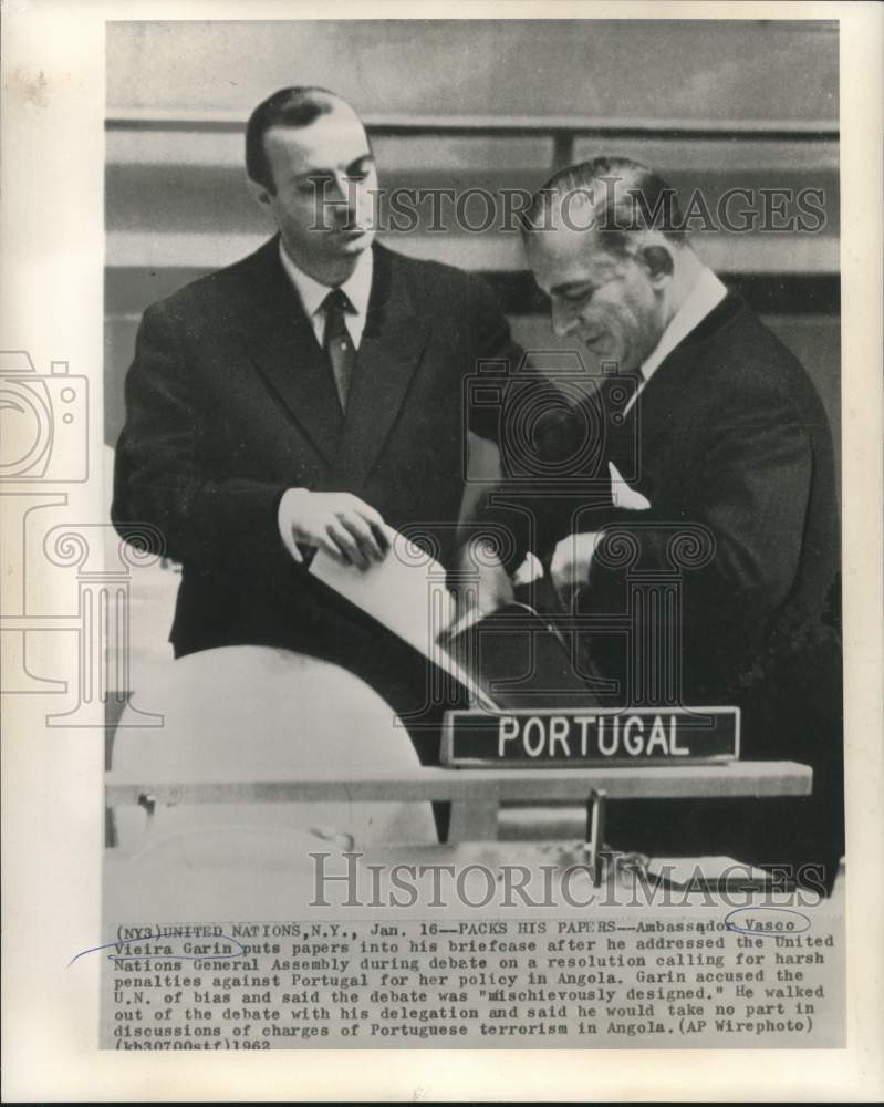 1962 Press Photo Ambassador Vasco Vieira Garin prepares to leave United Nations