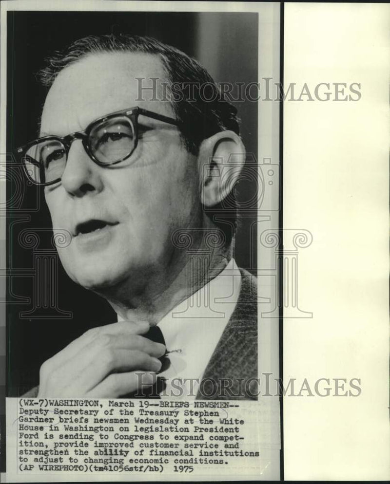 Load image into Gallery viewer, 1975 Press Photo Deputy Treasury Stephen Gardner briefs newsmen at White House
