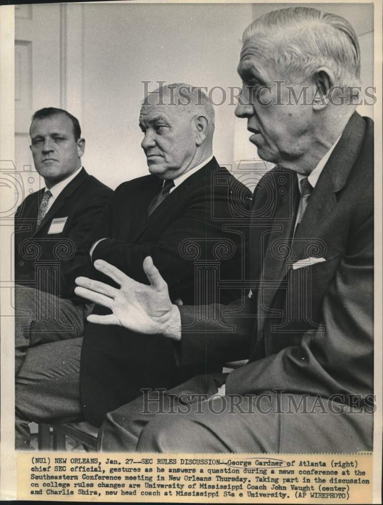 1967 Press Photo Charles Gardner, SEC official and coaches at news conference- Historic Images