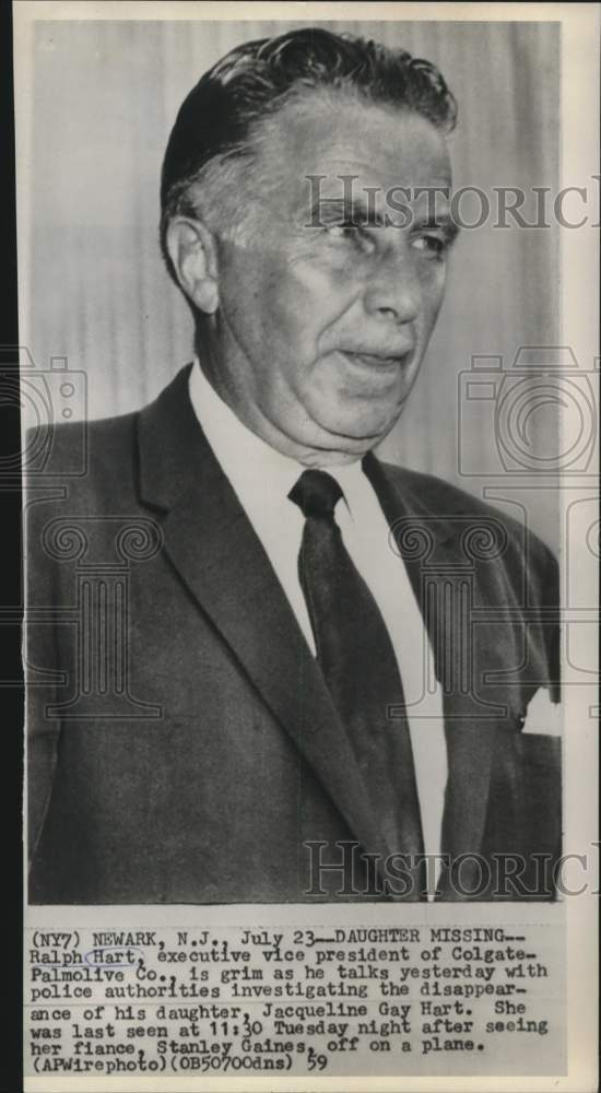 1959 Press Photo Ralph Hart talk with police about disappearance of his daughter