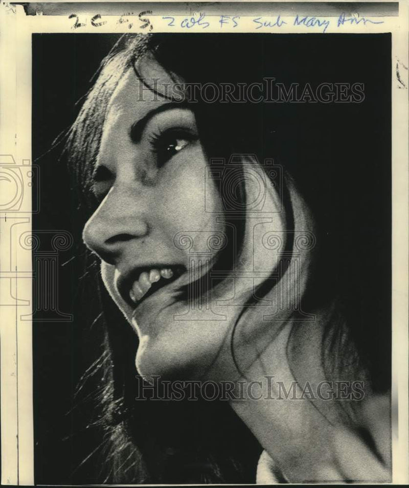 Load image into Gallery viewer, 1971 Press Photo Mary Ann Haberts, at Valley Forge, PA news conference
