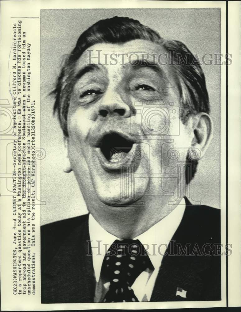 Load image into Gallery viewer, 1971 Press Photo Clifford Harden's reaction to question at press conference.
