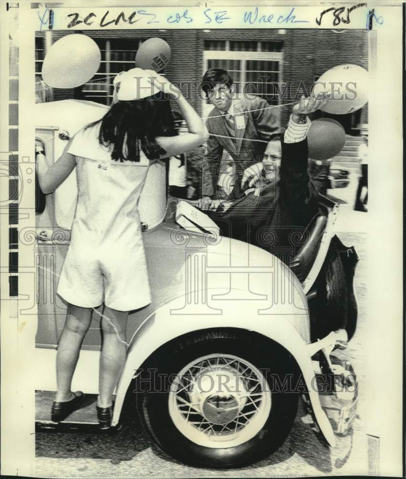Load image into Gallery viewer, 1971 Press Photo Georgia Tech President Arthur Hansen says farewell to students
