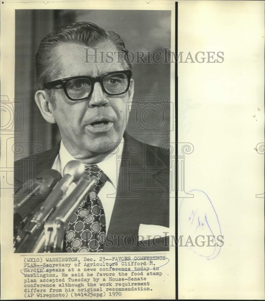 1970 Press Photo Secretary of Agriculture Clifford Hardin at news conference