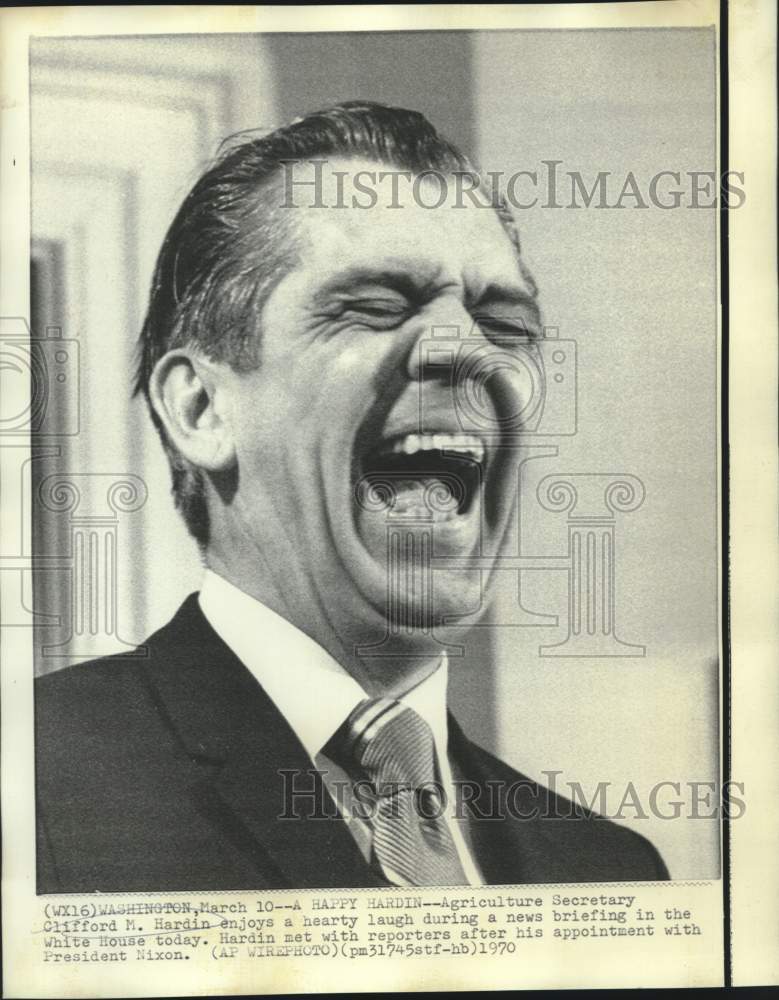 1970 Press Photo Agriculture Secretary Clifford Hardin at White House with press