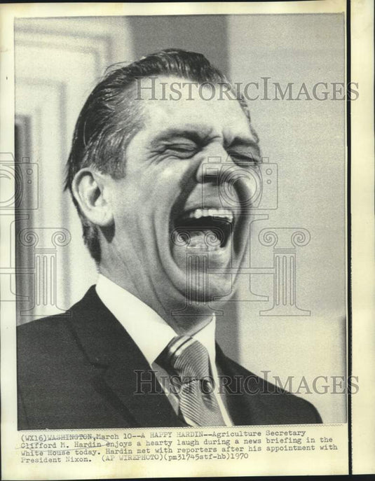 1970 Press Photo Agriculture Secretary Clifford Hardin at White House with press