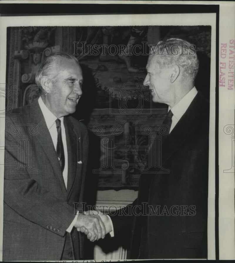 Load image into Gallery viewer, 1968 Press Photo Averell Harriman greeted by De Murville on arrival in Paris
