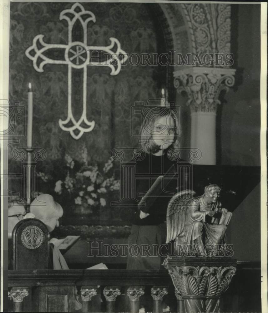 1974 Press Photo Janice Harayda leads prayer at NY&#39;s United Methodist Church