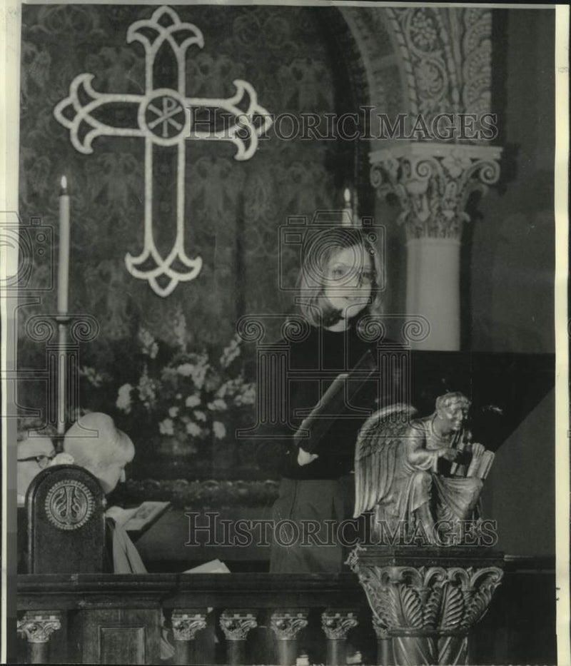 Load image into Gallery viewer, 1974 Press Photo Janice Harayda leads prayer at NY's United Methodist Church
