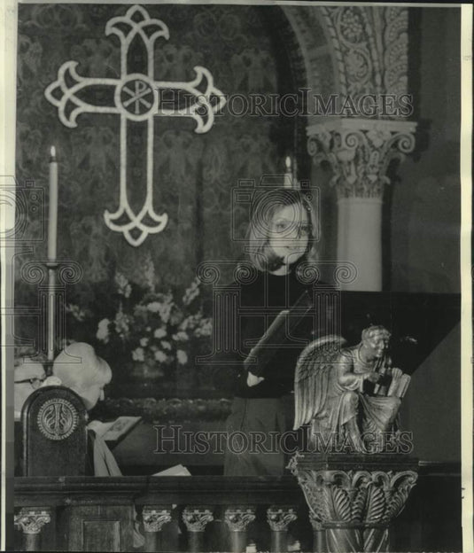 1974 Press Photo Janice Harayda leads prayer at NY's United Methodist Church