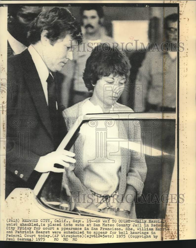 1975 Press Photo Waist shackled Emily Harris placed into auto at San Mateo Jail