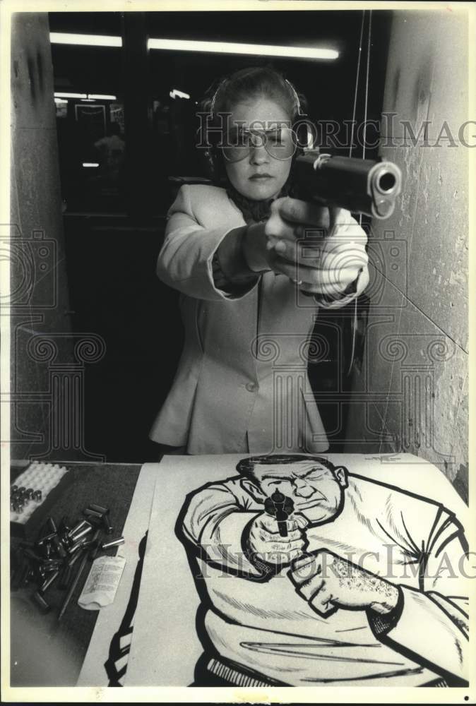 Load image into Gallery viewer, 1989 Press Photo Thalia Adams practices at West Side Rifle &amp; Pistol Range in NY
