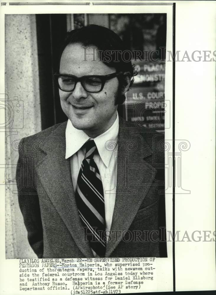Load image into Gallery viewer, 1973 Press Photo Morton Halperin with newsmen outside Los Angeles courtroom
