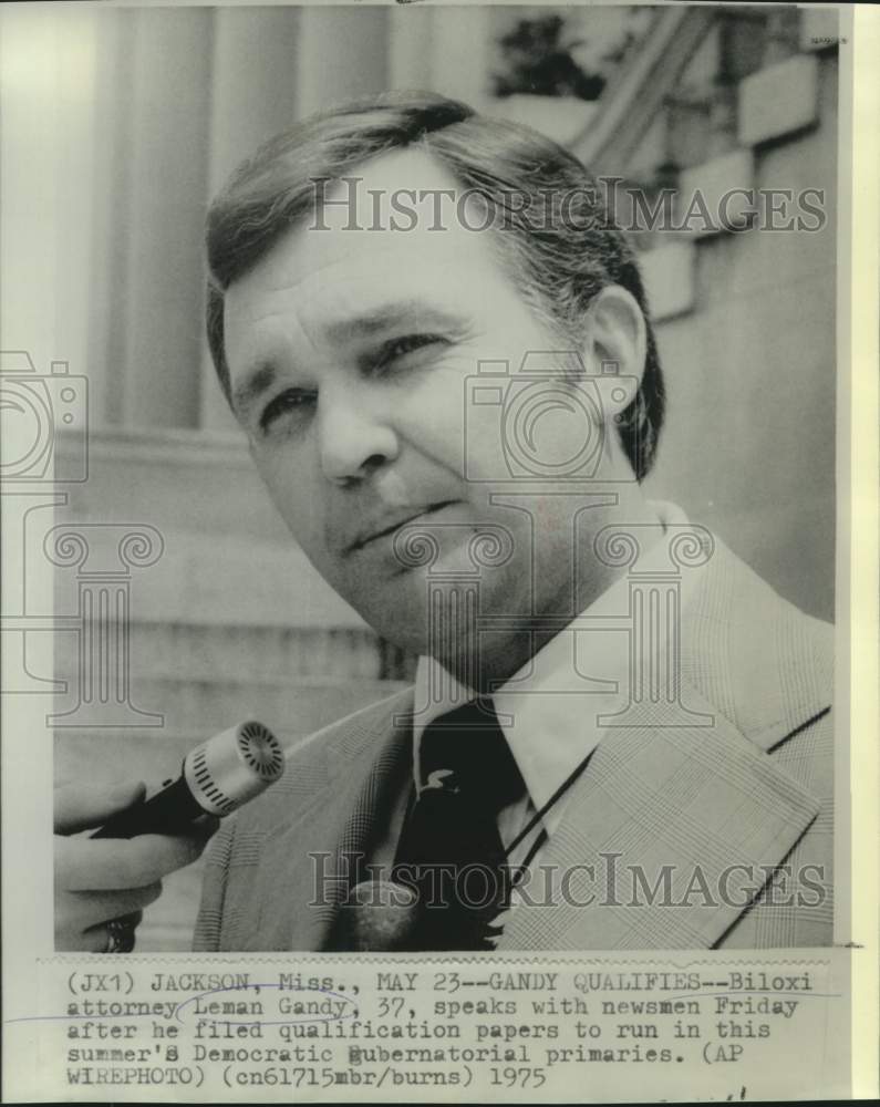 Load image into Gallery viewer, 1975 Press Photo MS governor's candidate Leman Gandy speaks with newsmen
