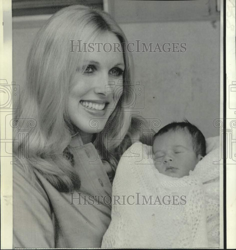 Load image into Gallery viewer, 1974 Press Photo George Hamilton's wife and new son George Ashley Hamilton.
