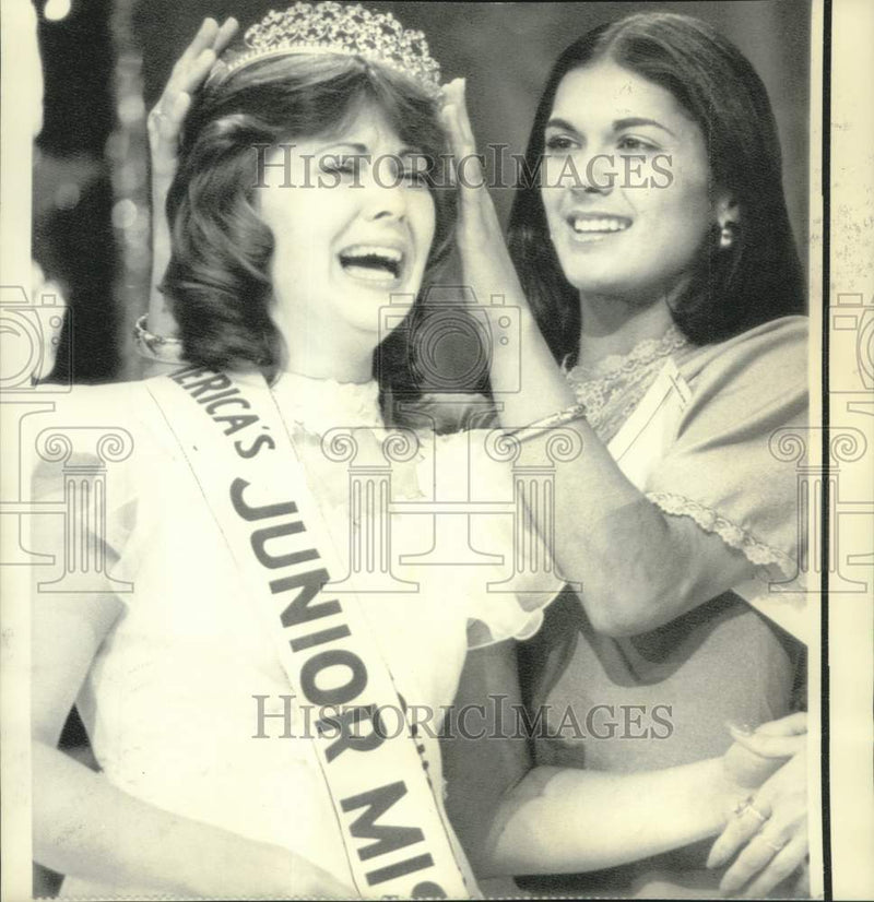 Load image into Gallery viewer, 1976 Press Photo Lenne Jo Hallgreen crowned America's Junior Miss by Julie Ann
