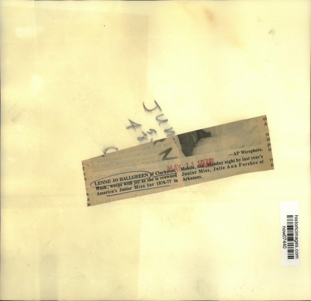 1976 Press Photo Lenne Jo Hallgreen crowned America's Junior Miss by Julie Ann