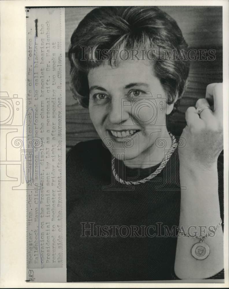 Load image into Gallery viewer, 1965 Press Photo Maria Hallenbeck, wife of LBJ's surgeon, displays bracelet gift
