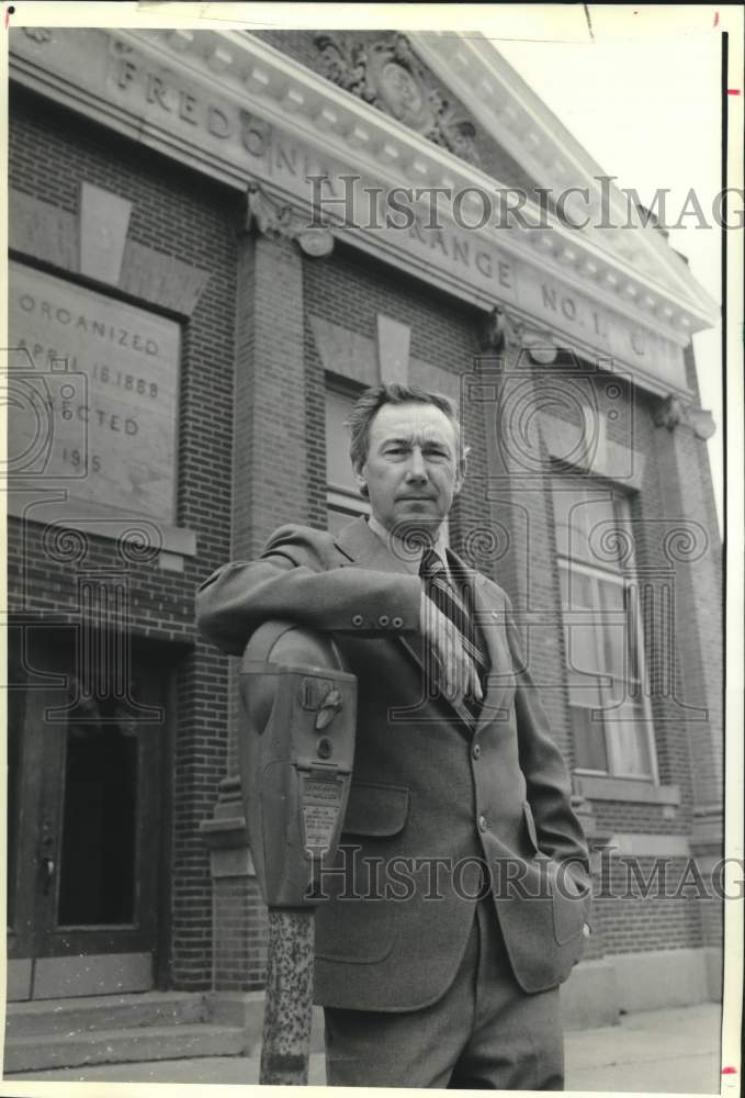 Load image into Gallery viewer, 1989 Press Photo Charles David Fryer outside Grange Hall in Fredonia, New York
