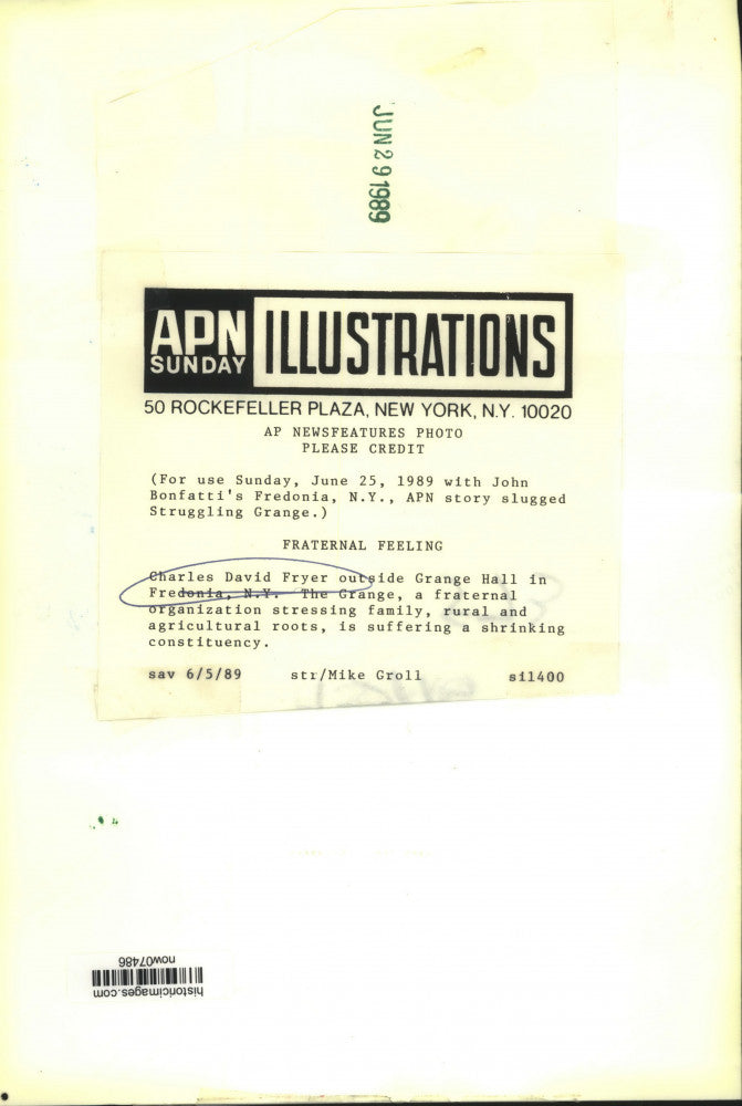 1989 Press Photo Charles David Fryer outside Grange Hall in Fredonia, New York