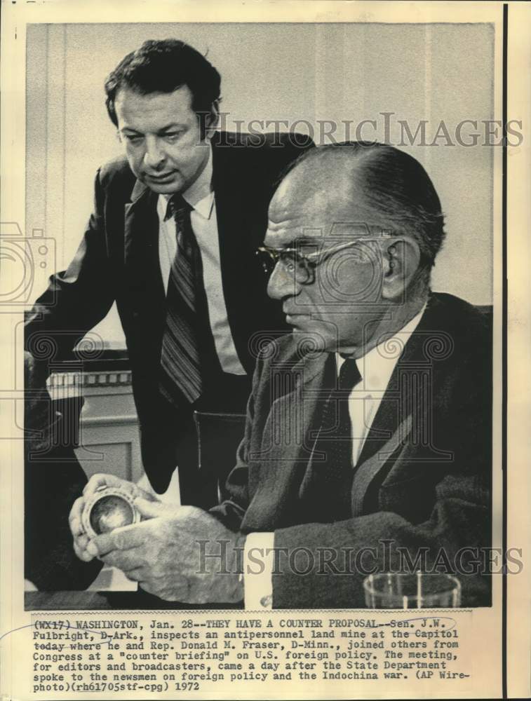 Load image into Gallery viewer, 1972 Press Photo Senator Fulbright &amp; Rep. Fraser inspect anti-personnel mine
