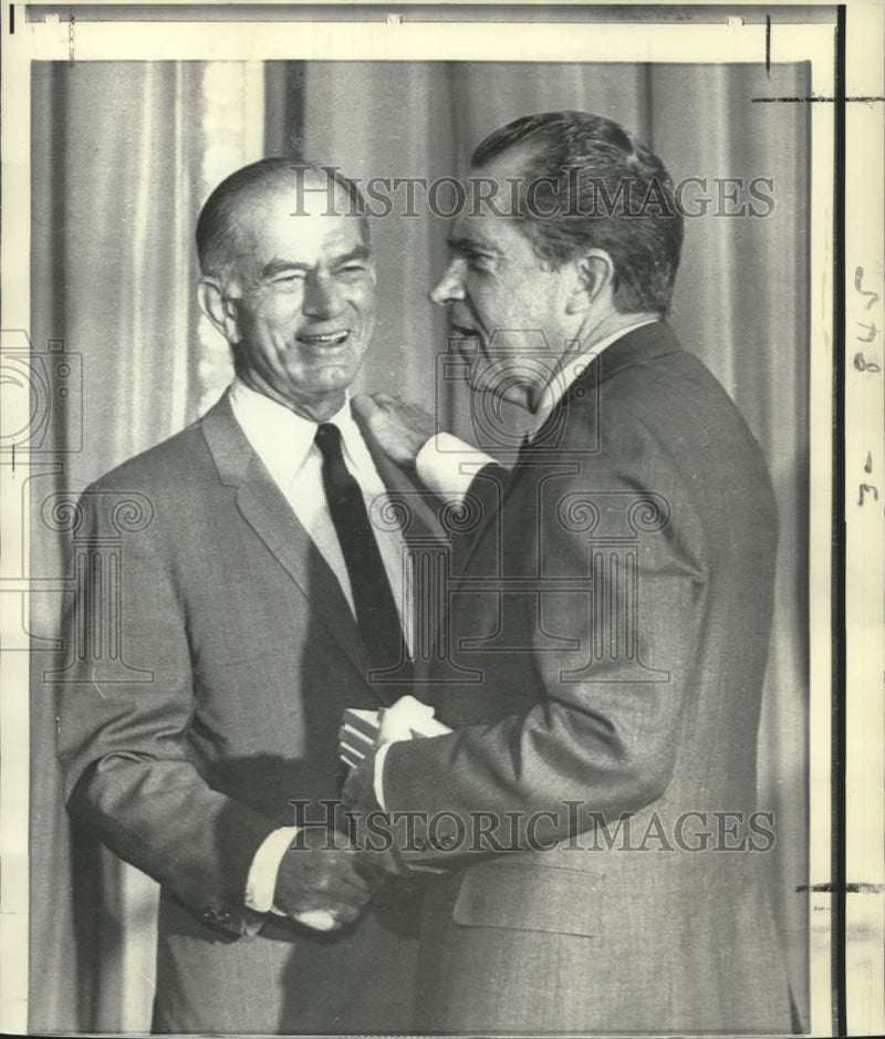 Load image into Gallery viewer, 1970 Press Photo President Nixon &amp; Senator Fulbirght call temporary truce
