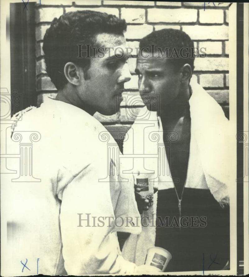 Load image into Gallery viewer, 1971 Press Photo Jose Diaz Hernandez, Cuban fencer, defects to United States

