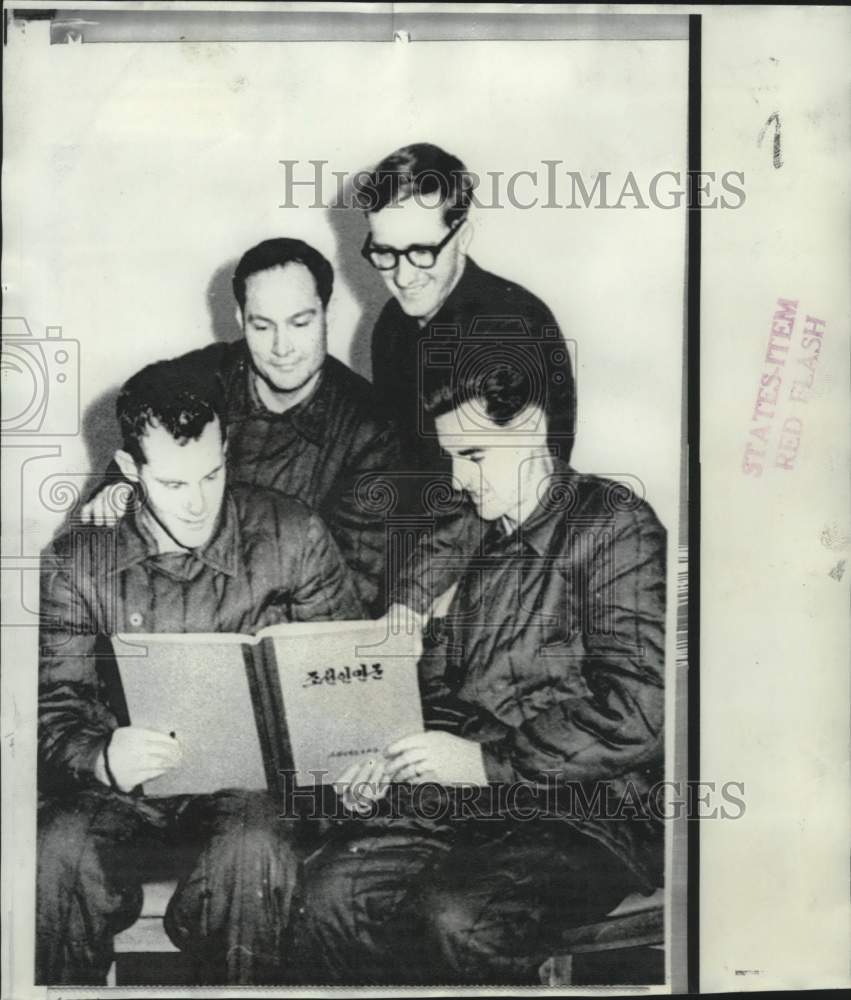 1968 Press Photo Navy Radioman 2/C Lee Hayes &amp; others of USS Pueblo - now07592